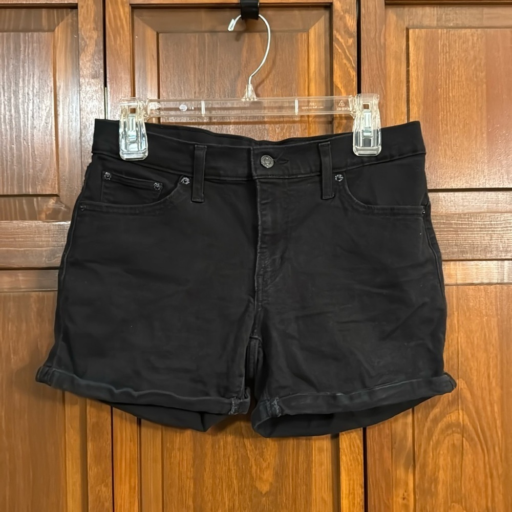 Levi’s Mid Length Short